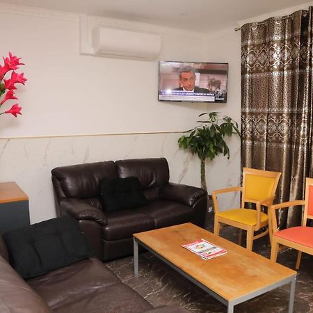 Hotel Le Privilege La Courneuve Esterno foto
