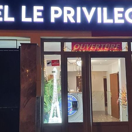 Hotel Le Privilege La Courneuve Esterno foto