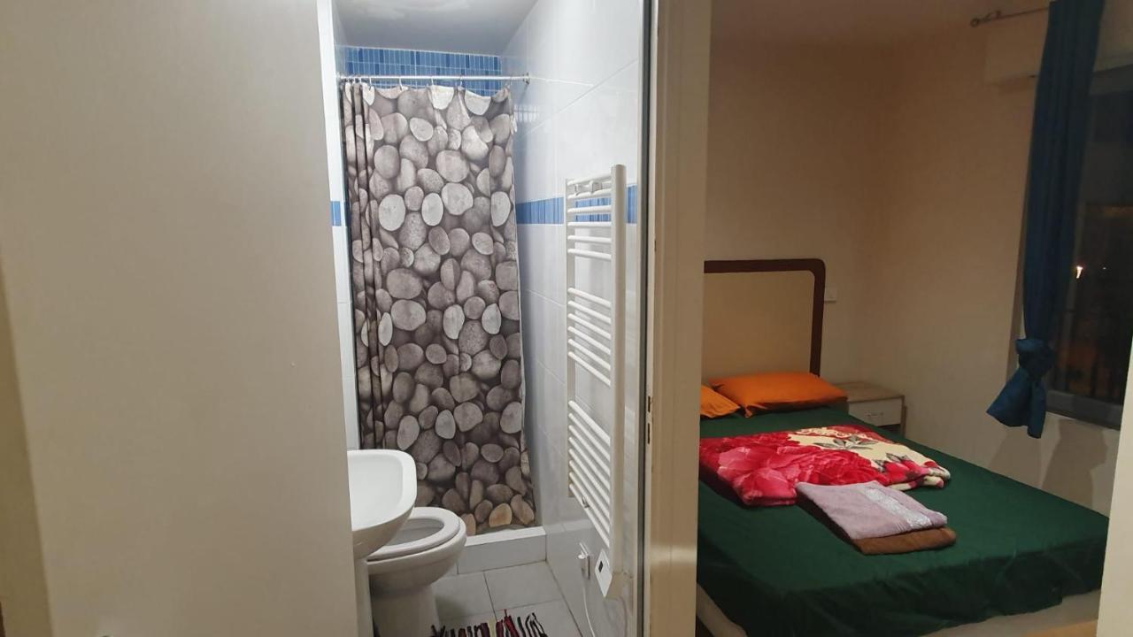 Hotel Le Privilege La Courneuve Esterno foto