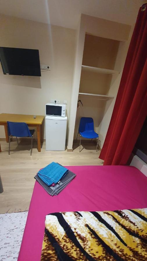 Hotel Le Privilege La Courneuve Esterno foto