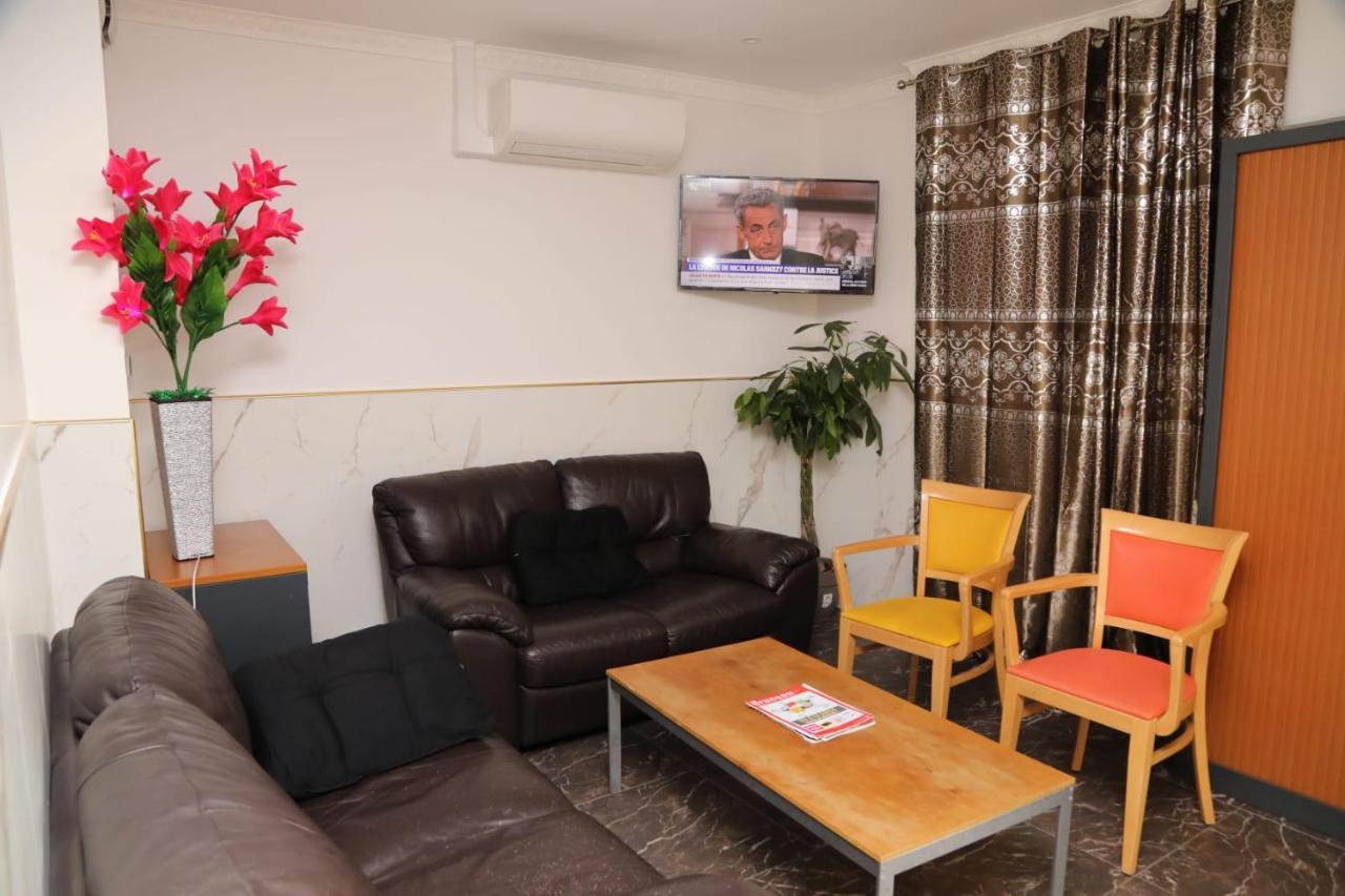 Hotel Le Privilege La Courneuve Esterno foto