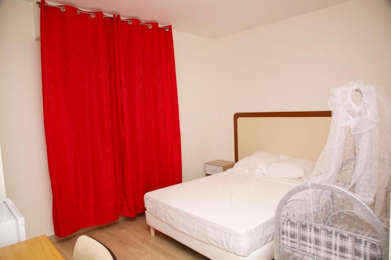 Hotel Le Privilege La Courneuve Esterno foto