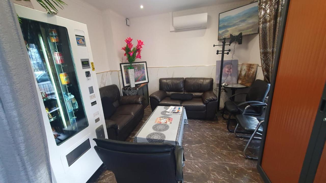 Hotel Le Privilege La Courneuve Esterno foto