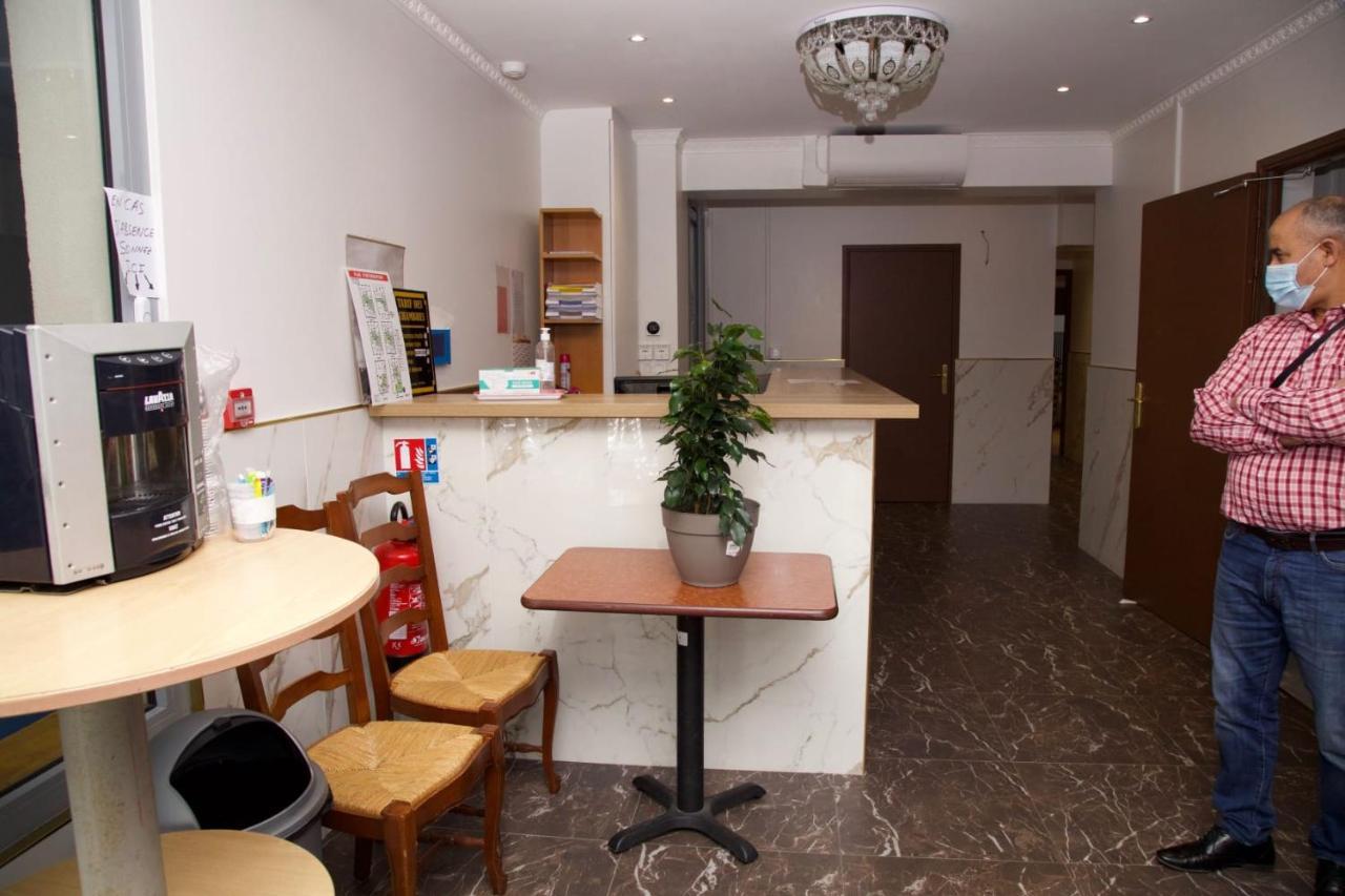 Hotel Le Privilege La Courneuve Esterno foto