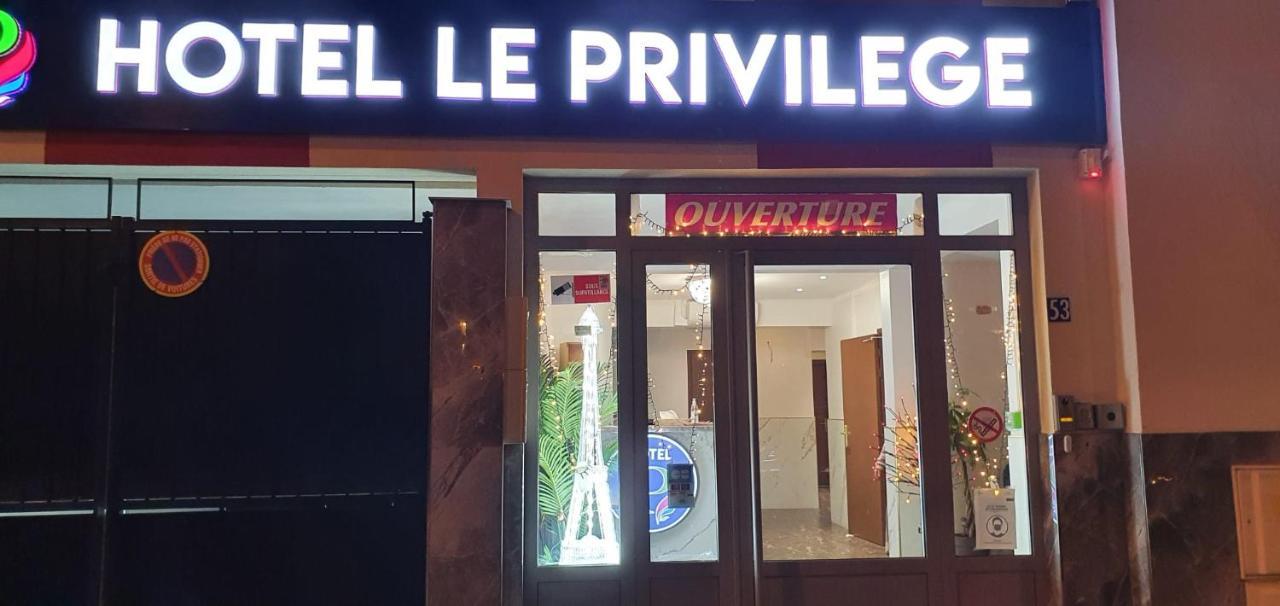 Hotel Le Privilege La Courneuve Esterno foto